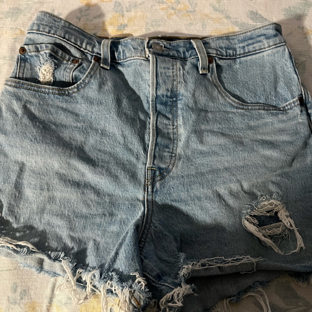 Distressed Levi’s ribcage shorts